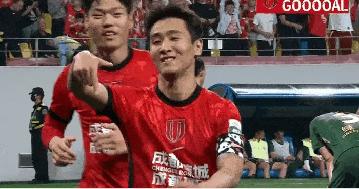 打崩了！贺一然助攻，韦世豪无人盯防破门，蓉城3-0浙江